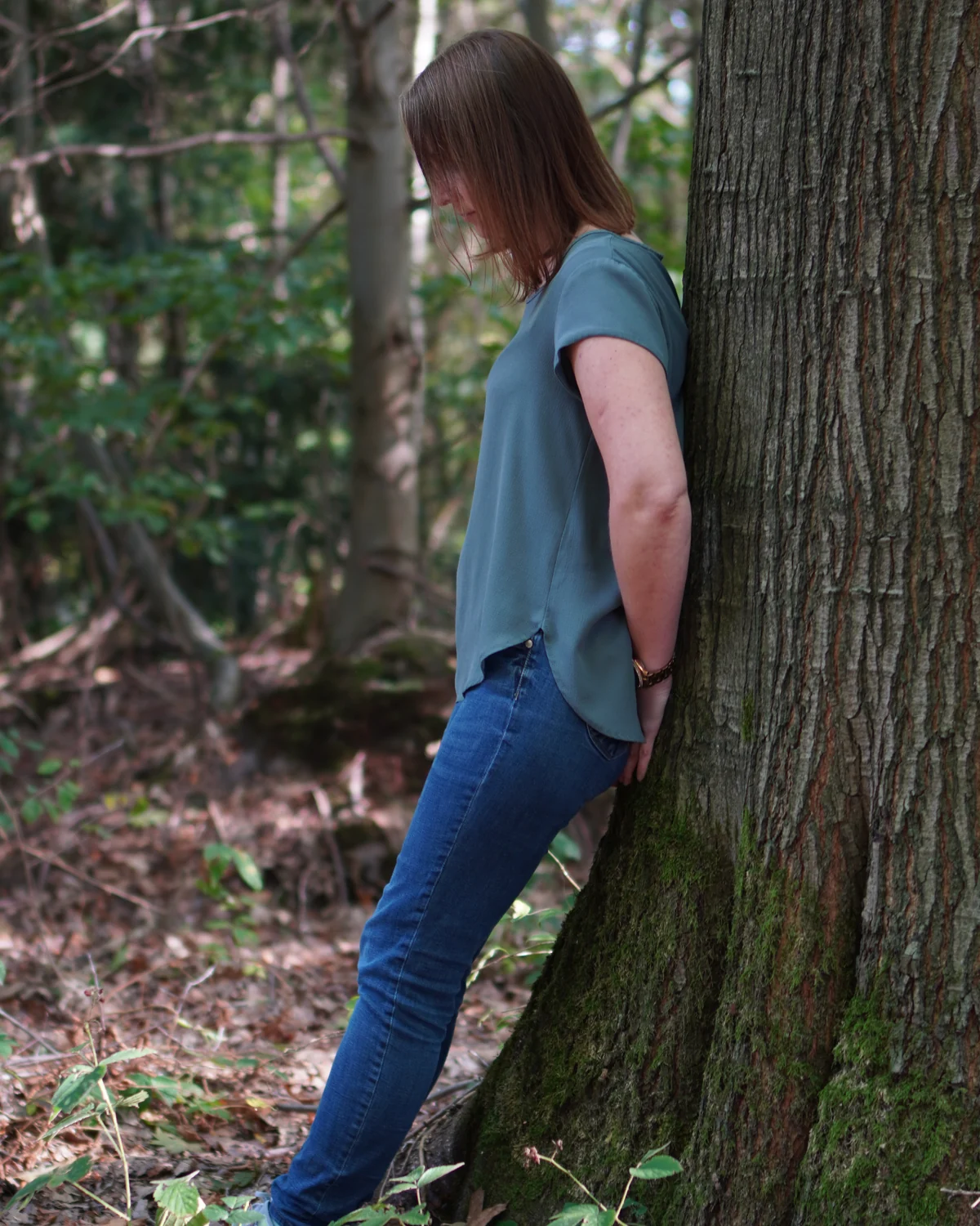 Lilij Fischer an einem Baum im Wald
